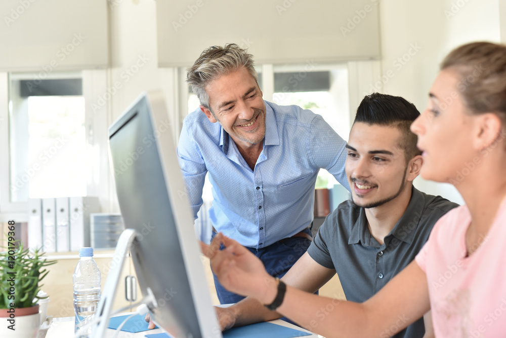 Obraz premium Students in business class with trainer