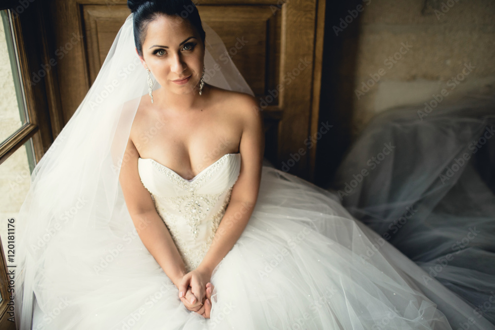 Fototapeta premium gorgeous bride relaxing in a cozy cafe