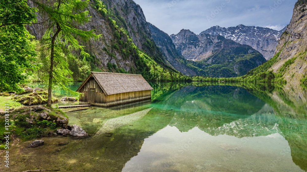 Fototapeta premium Beautiful view of a small cottage on the lake Obersee in Alps, Germany