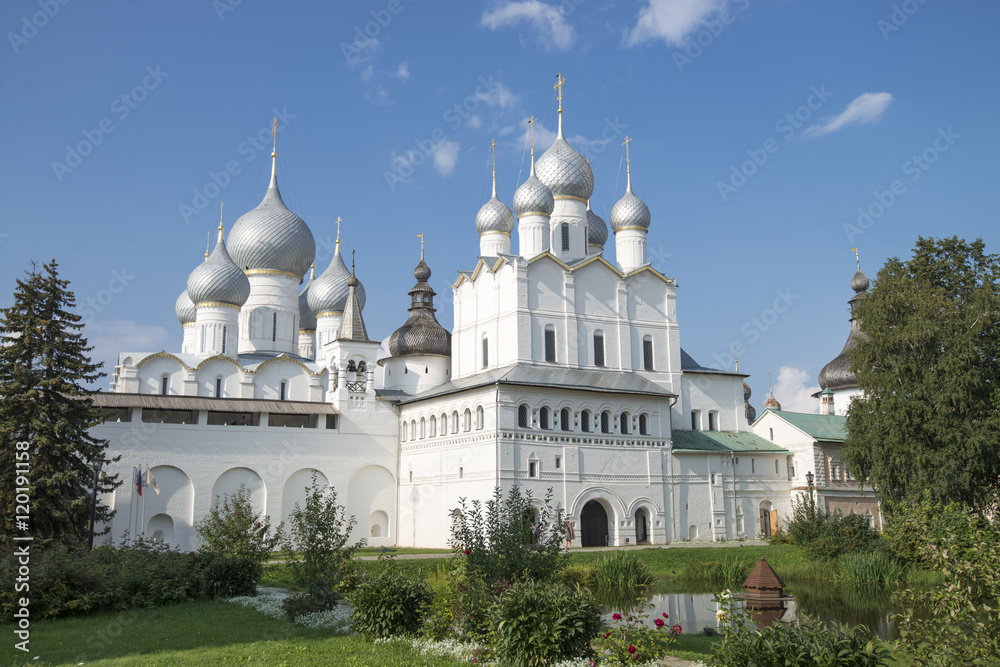 Надвратная церковь Воскресения Христова и Успенский собор в Ростовском кремле