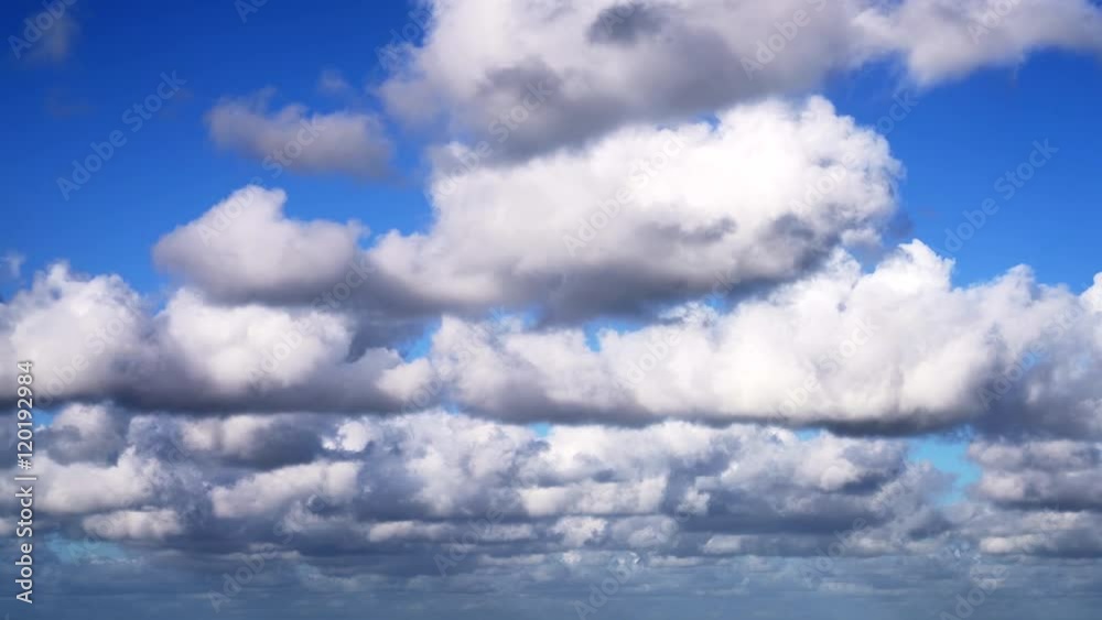 Weisse Wolken blauer Himmel und Wind