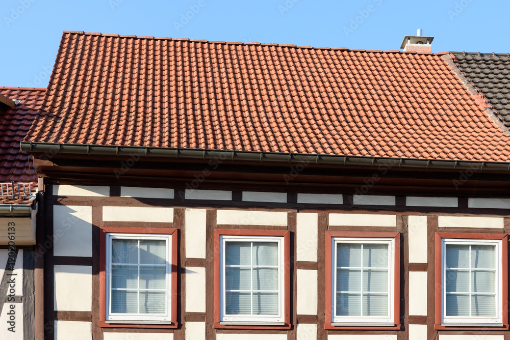 Fassade eines Fachwerkhauses mit weißen Fenstern vor blauem Himmel in Dransfeld, Niedersachsen, Deutschland Fassade eines Fachwerkhauses mit weißen Fenstern vor blauem Himmel in Dransfeld, Niedersachsen, Deutschland
