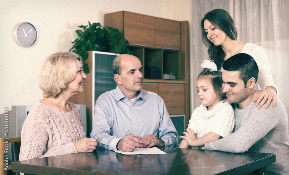 Φωτογραφία relatives discussing finances