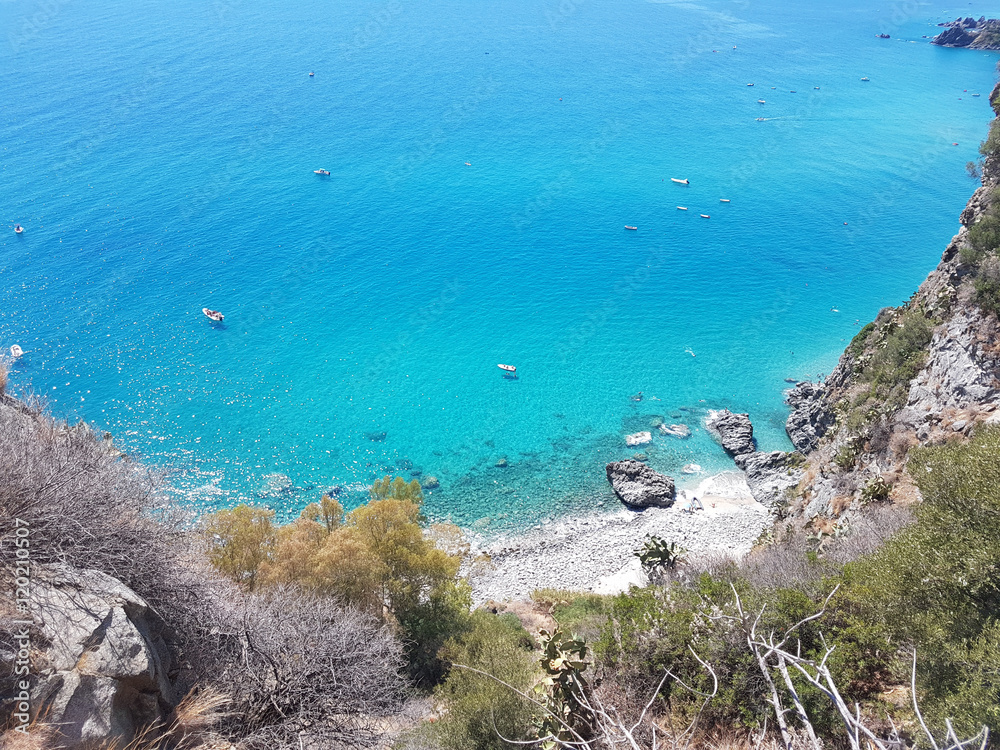 Spiaggia segreta tra le rocce davanti ad una grotta, Calabria, Italy