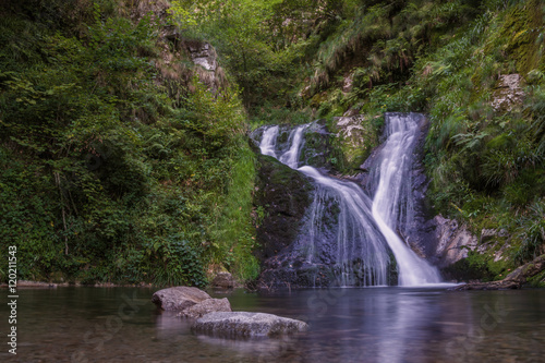 Die Allerheiligen-Wasserfälle im schönen Schwarzwald Sommer verträumt warmer stil