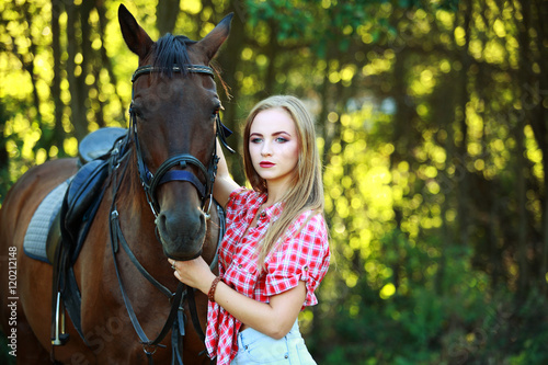 девушка блондинка, гуляет в поле с лошадью  © prohor08