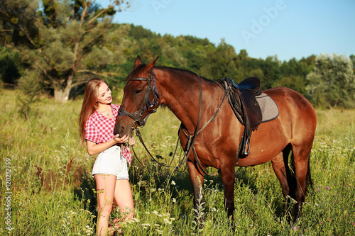 девушка блондинка с на прогулке с лошадью в поле © prohor08