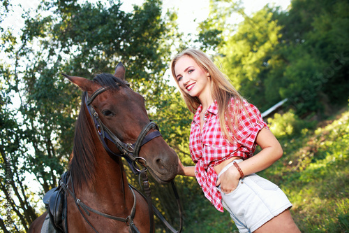 портрет красивой девушки блондинки с лошадью 