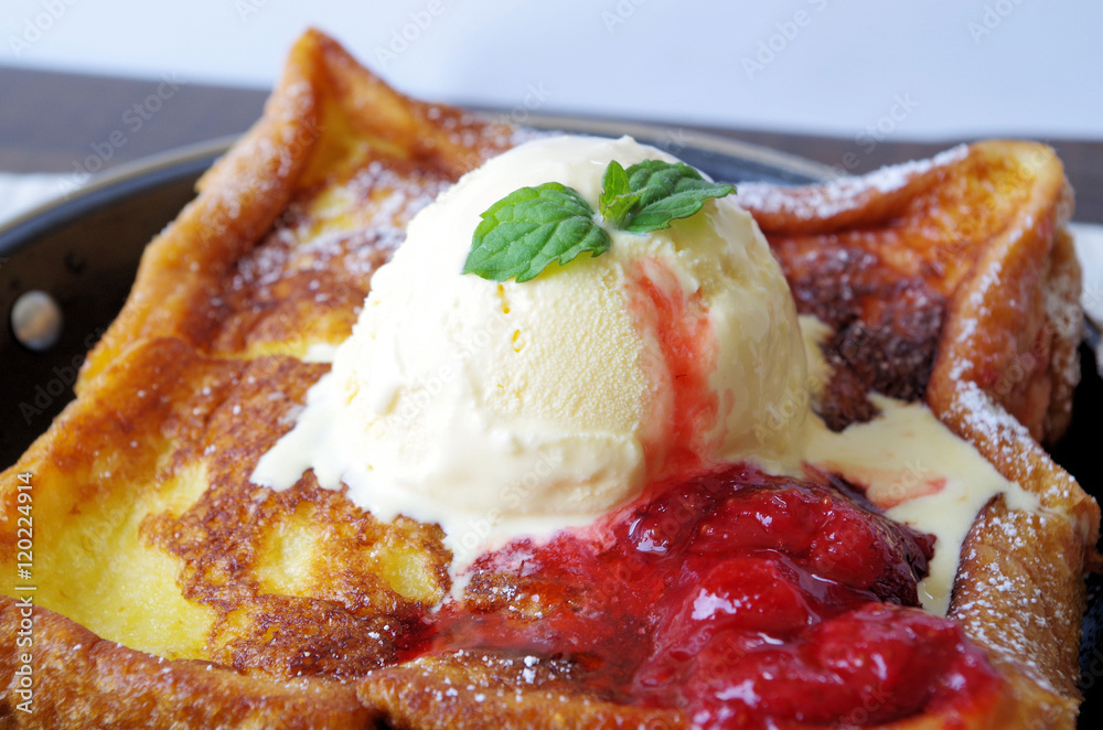フレンチトースト(アイスクリームイチゴジャムのせ) Stock 写真 Adobe Stock