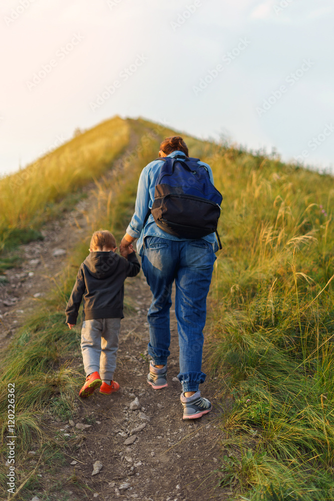Naklejka premium Mother and son went up the hill.