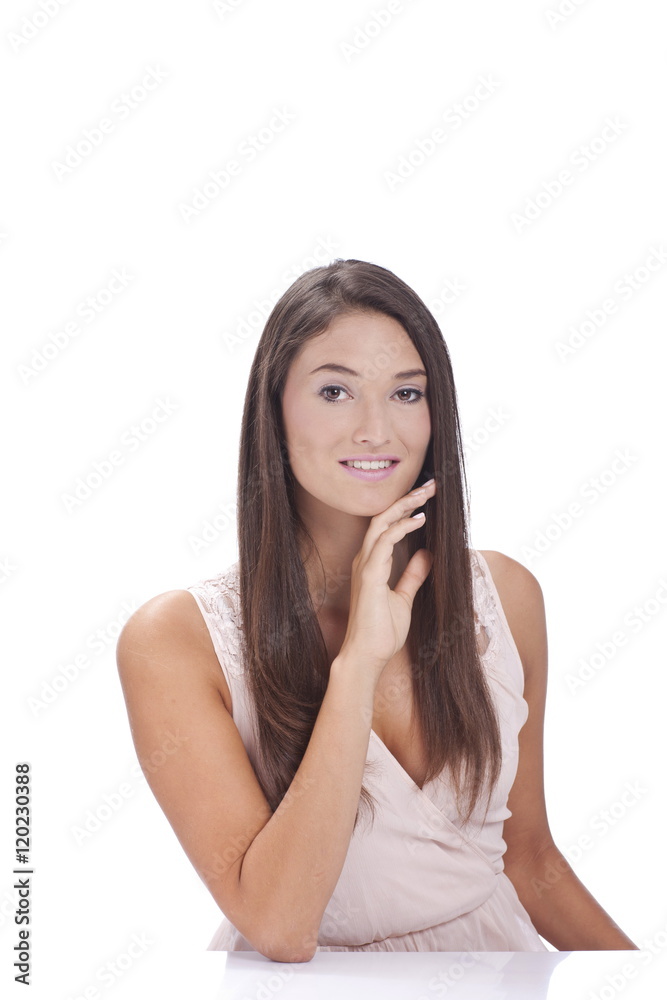 Hübsche junge Frau mit offenen Haaren und Blick in Kamera Hübsche junge Frau mit offenen Haaren und Blick in Kamera