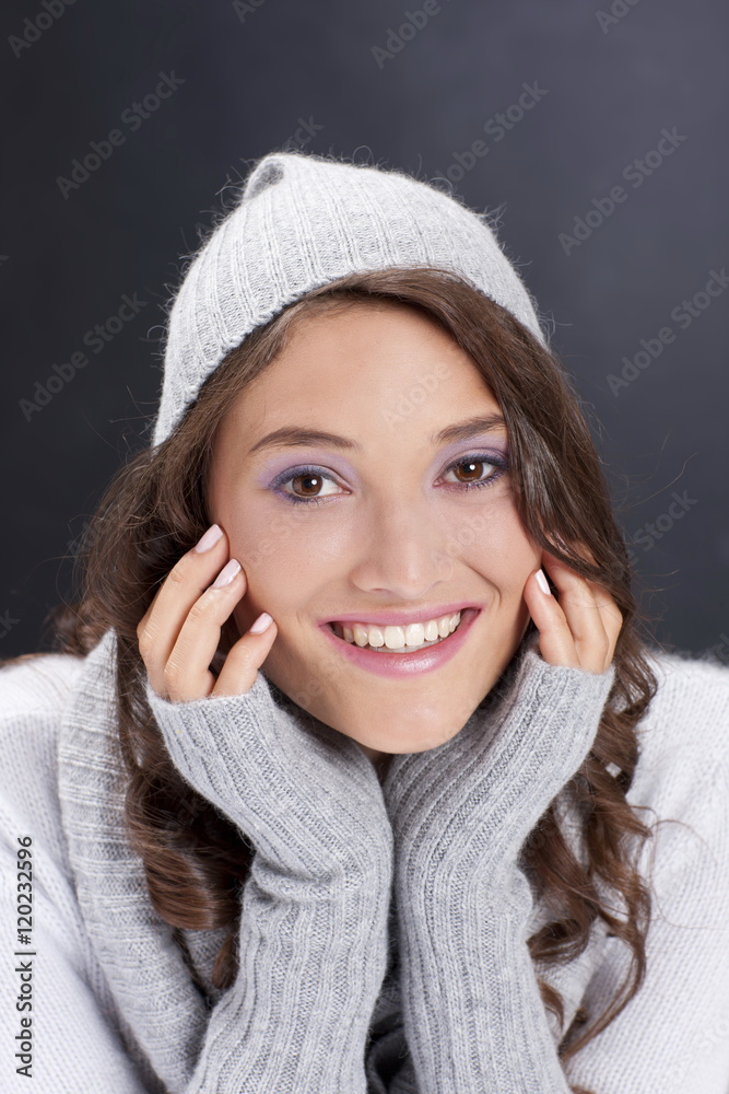 Junge hübsche Frau mit Mütze und Schal im Studio Junge hübsche Frau mit Mütze und Schal im Studio