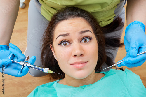 Fotografia Concept phobia dentist, dental office. Young girl at the dentist