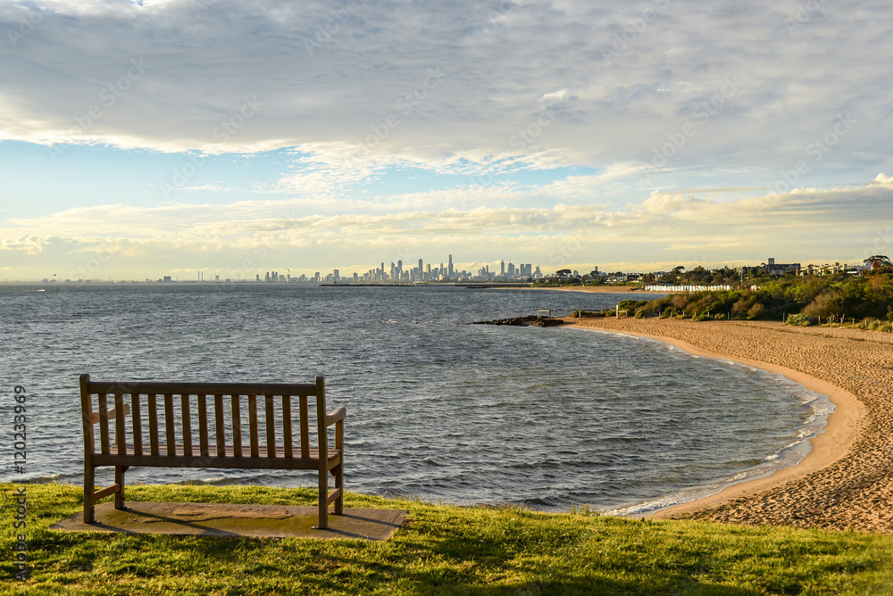 Fototapeta premium Drewniana ławka w pobliżu plaży Brighton, Melbourne