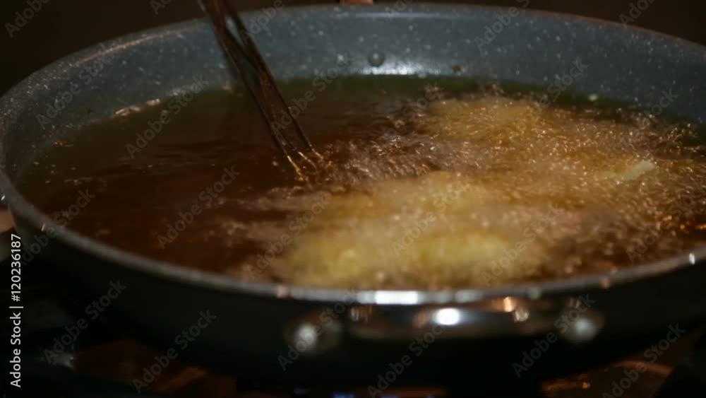 Cuoco che Frigge in una Padella ad un Buffet Nuziale Cuoco che Frigge in una Padella ad un Buffet Nuziale