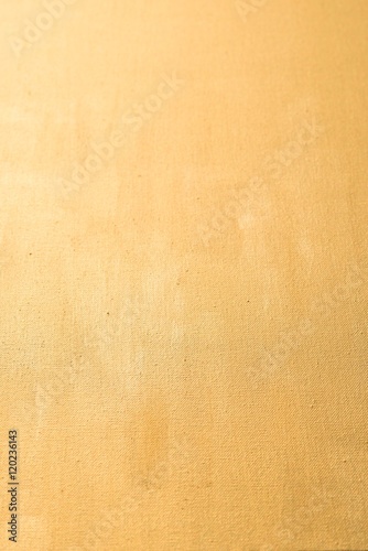 Golden angemalte Leinwand als Hintergrund, geringe Tiefenschärfe