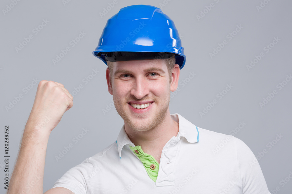 Junger Mann mit Helm freut sich und zeigt die Siegesfaust Junger Mann mit Helm freut sich und zeigt die Siegesfaust