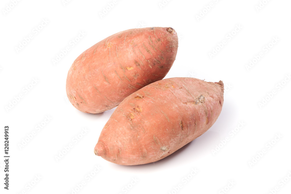 Frische Süsskartoffeln, Freisteller auf weissem Hintergrund Frische Süsskartoffeln, Freisteller auf weissem Hintergrund