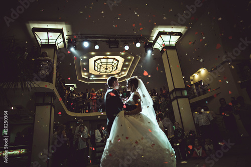 Tableau sur toile married  couple dancing their first dance