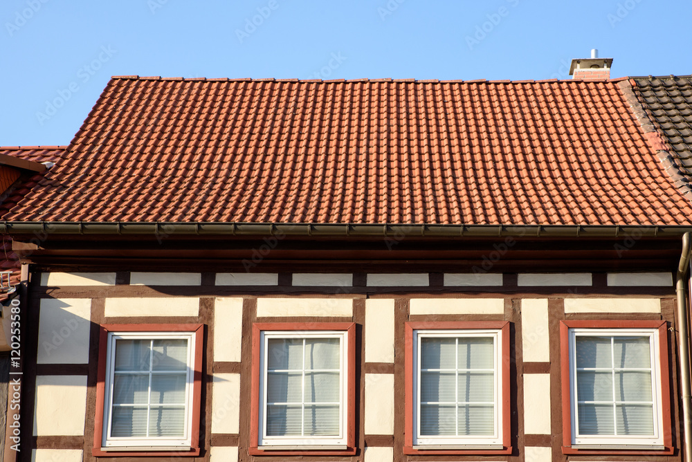Altes Fachwerkhaus in der Abendsonne mit roten Balken und weißen Fenstern in Dransfeld, Niedersachsen, Deutschland