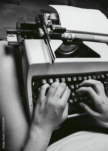 Quadro em tela Mujer joven escribiendo en una máquina de escribir antigua