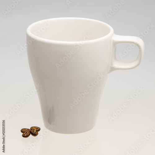 biały kubek i trzy ziarna kawy © mangomouse
