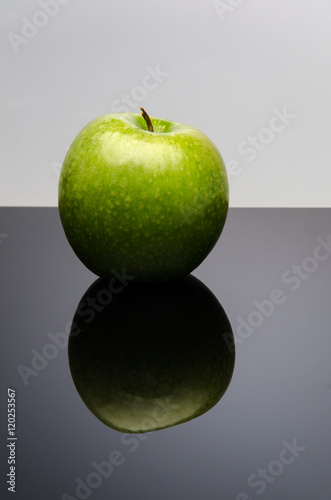 zielone jabłko © mangomouse