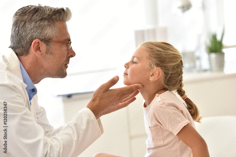Fototapeta premium Doctor examining little girl's throat