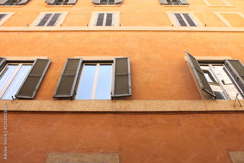 Obraz premium Windows of old house. Mediterranean architecture in Rome, Italy.