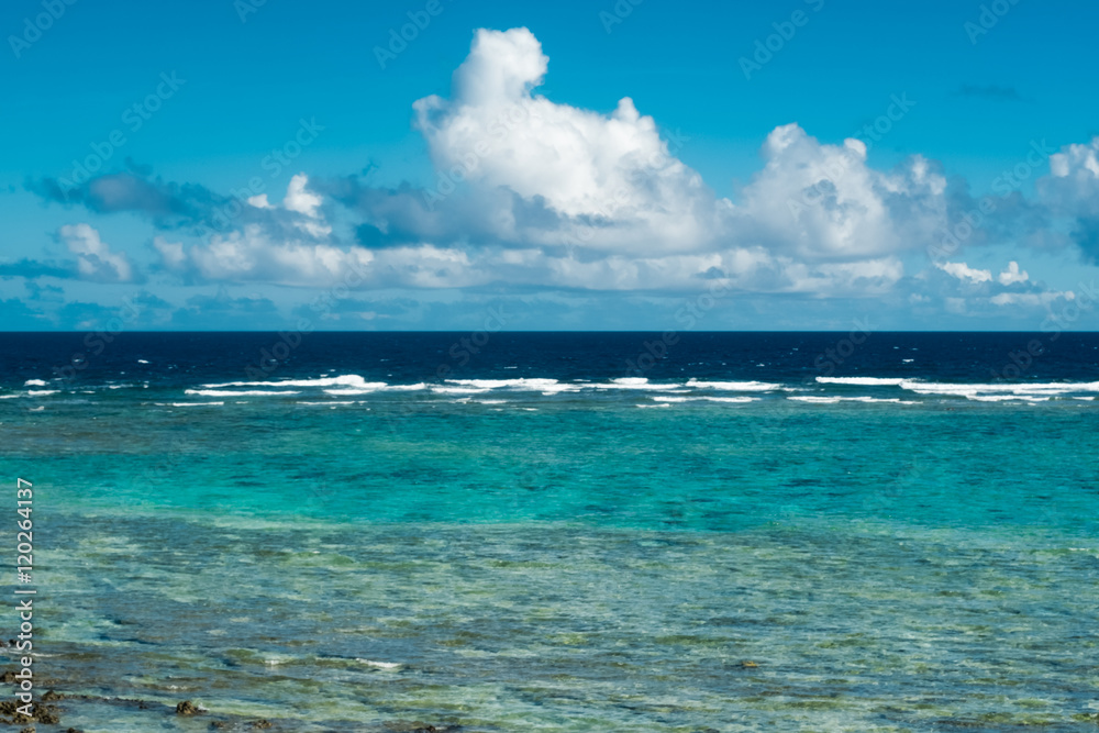 沖縄のラグーンの青い海と湧き上がる雲