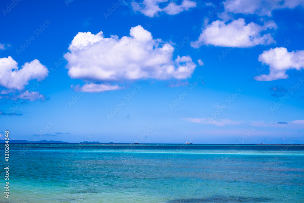 沖縄の静かな青い海と浮かぶ雲 沖縄の静かな青い海と浮かぶ雲