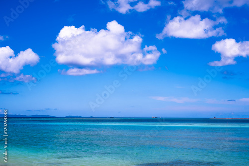 沖縄の静かな青い海と浮かぶ雲