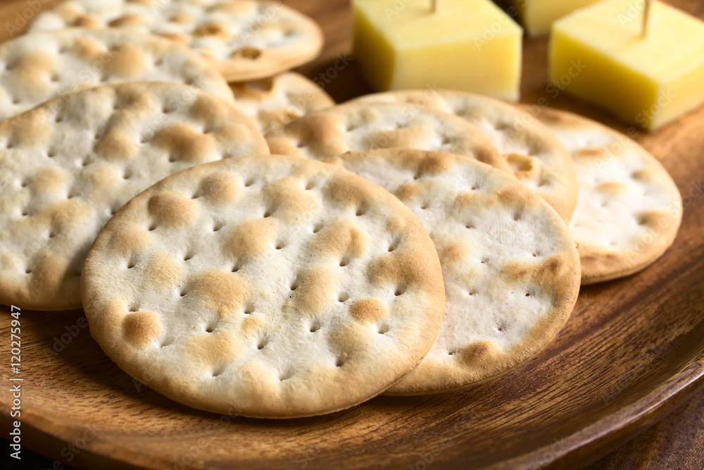 Runde Kräcker oder auch Cracker salzige Kekse gestapelt, fotografiert mit natürlichem Licht (Selektiver Fokus, Fokus in die Mitte des ersten Crackers)
