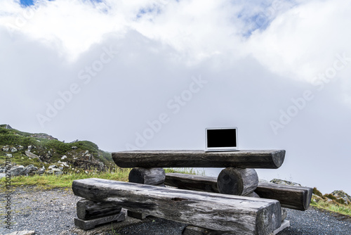 Ein mobiler Rechner in der Cloud - blanker Bildschirm photo