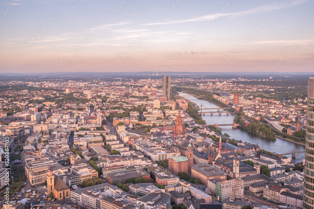 Frankfurt am Main, Luftbild zur Abendstunde