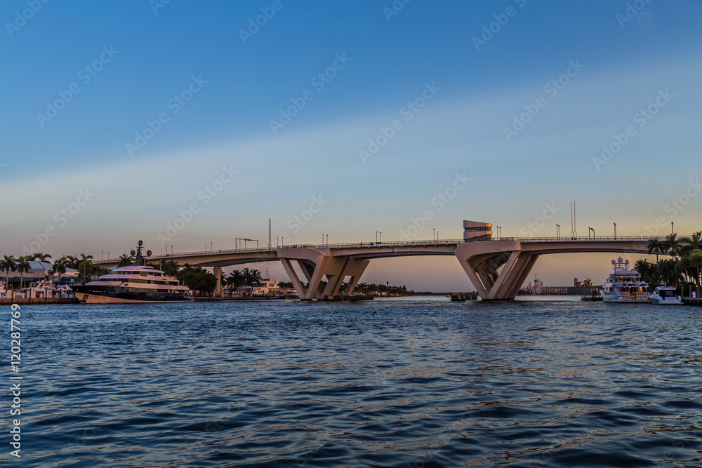 17th Street Bridge/Beautiful water taxi ride along the inter-coastal waterway. 17th Street Bridge/Beautiful water taxi ride along the inter-coastal waterway.