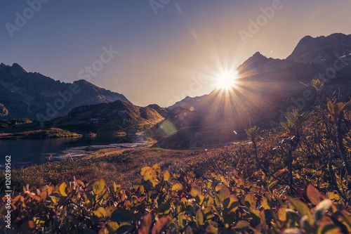 Fotografía Idyllische Berglandschaft mit Bergsee im Morgenlicht und Sonnenstrahlen - Susten