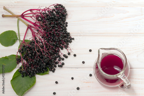 Obraz na płótnie bunch of elderberry and black berries beverage