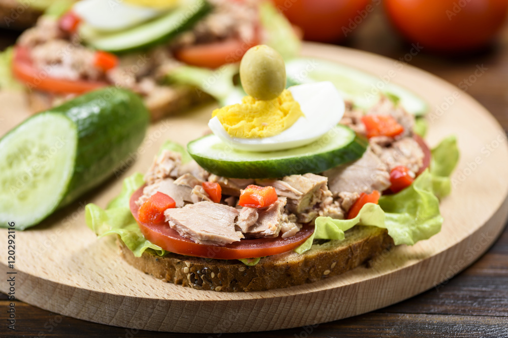 sandwich with tuna and tomato