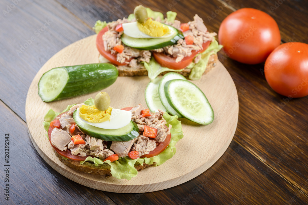 sandwich with tuna and tomato