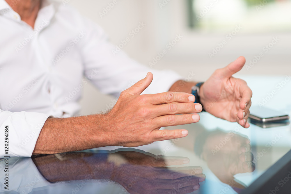 Mani di manager in movimento durante una colloquio