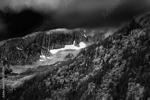 Fotografie Ominous Skies Over Alaskan Mountains