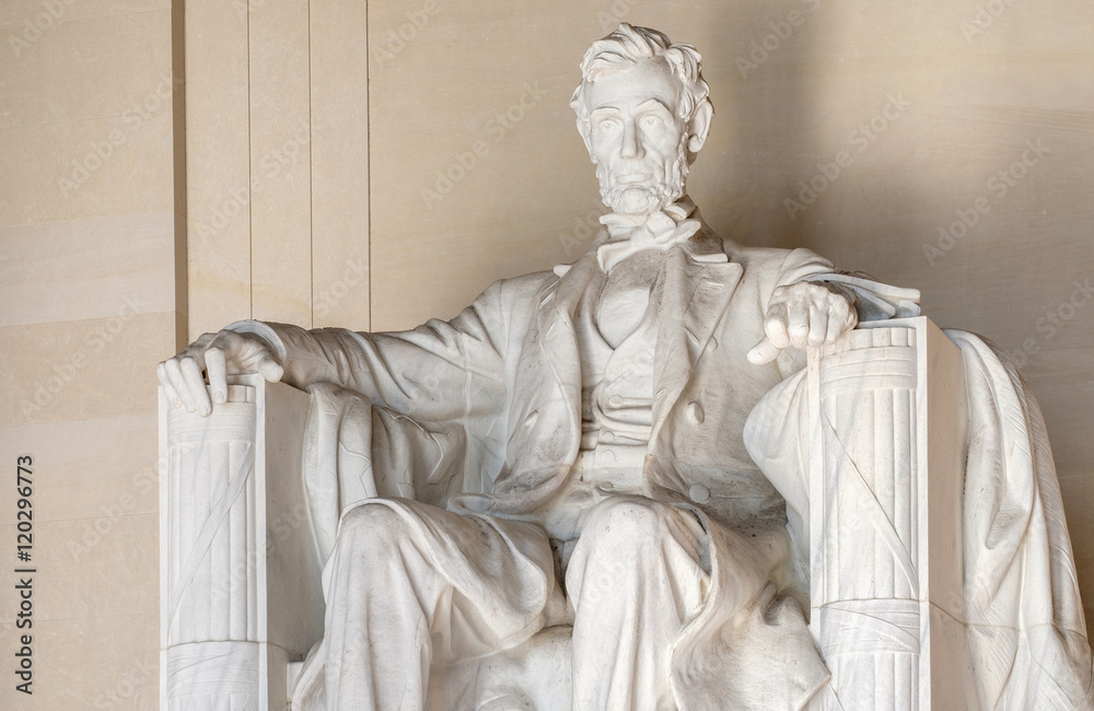 Obraz premium The Abraham Lincoln Statue at the Lincoln Memorial in Washington