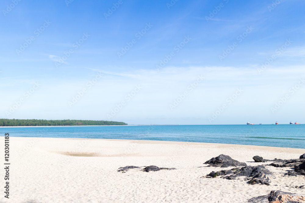 Fototapeta premium Samila beach and sea in Songkhla,Thailand