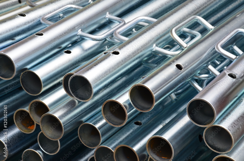 Naklejka premium gestapelte glänzende Metall-Röhren mit Griff