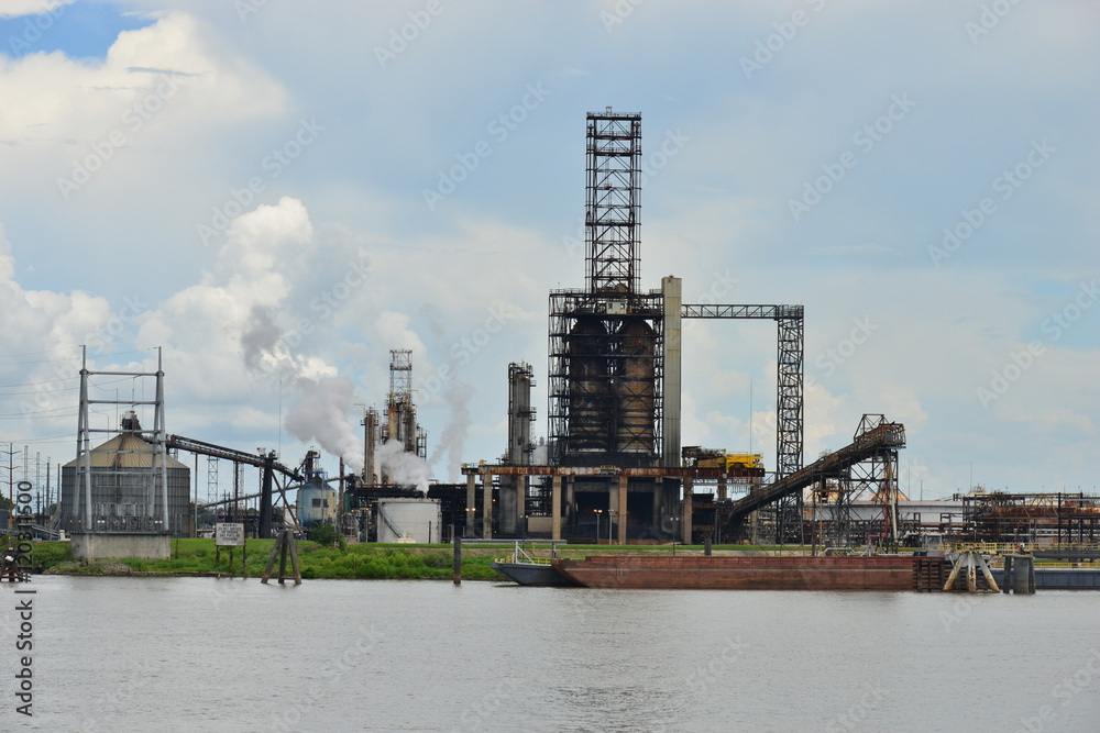 An oil refinery on the banks of the Mississippi
