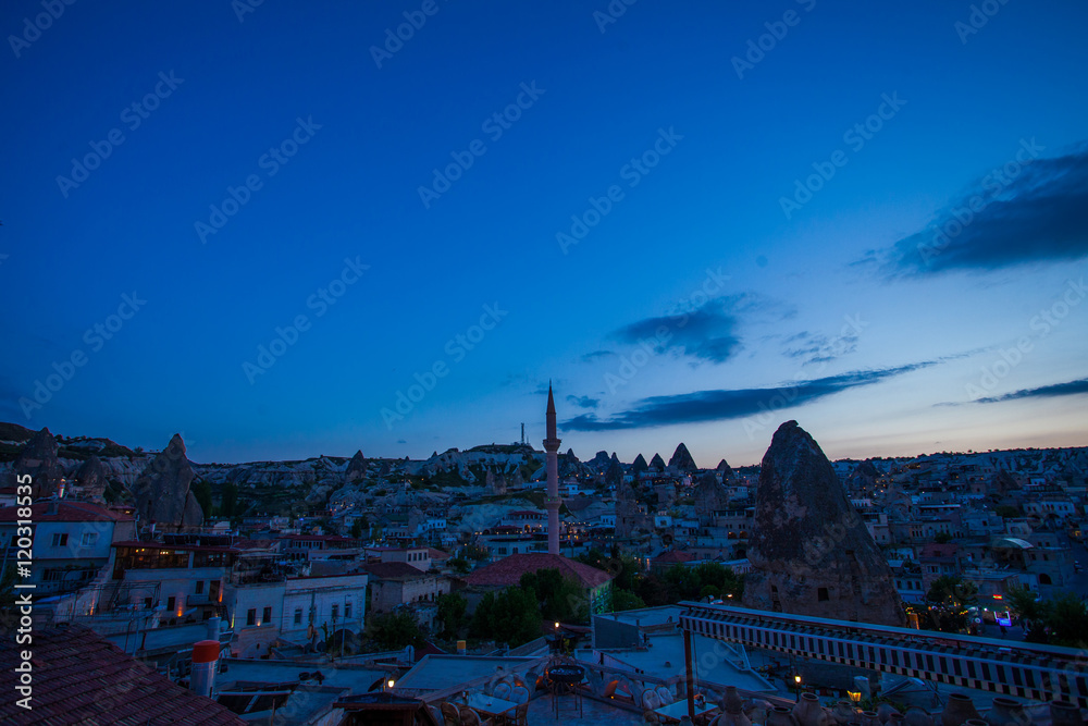 Obraz premium Goreme town on sunset in Cappadocia