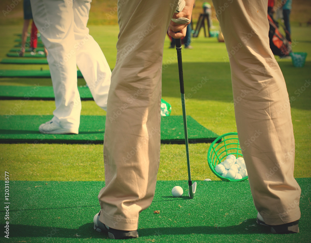 Obraz premium golfer ready to tee off
