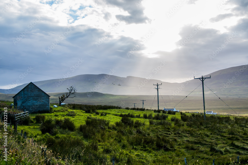 Grüne Landschaft mit Sonnenstrahlen, Skye, Schottland Grüne Landschaft mit Sonnenstrahlen, Skye, Schottland