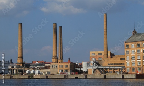 Schöneweider "Skyline" / Blick über die Spree auf die historischen Fabrikanlagen und Schornsteine in Berlin-Oberschöneweide